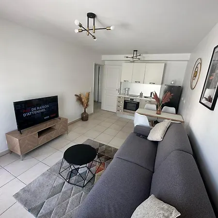 Cosy 2 Pieces A 1min A Pied De La Et Proximite De La Gare De Train * Juan-les-Pins